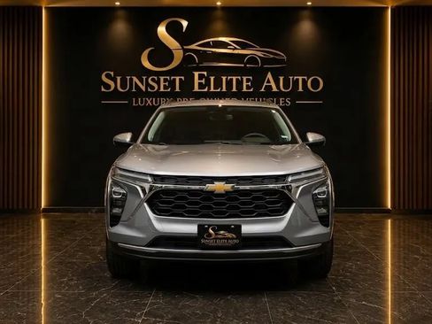 Used 2026 Chevrolet Trax LT FWD image 2