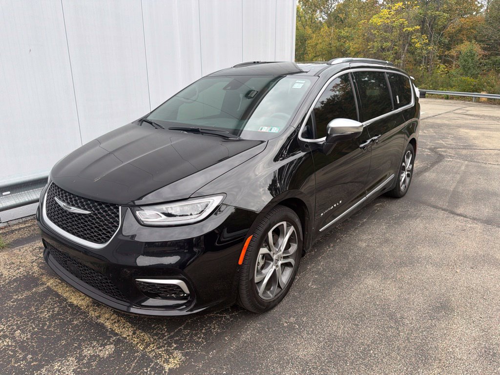 Used 2025 Chrysler Pacifica Pinnacle FWD image 9
