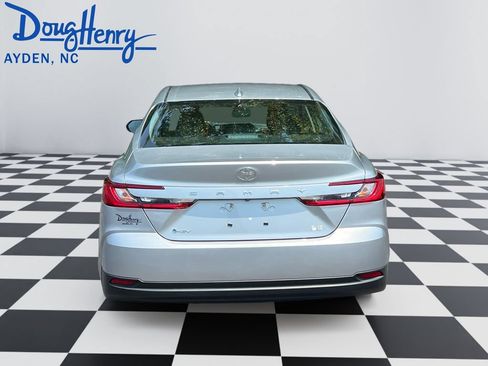 Used 2025 Toyota Camry SE FWD image 4
