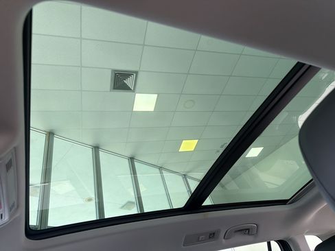Certified 2024 Volkswagen Tiguan SE w/ Panoramic Sunroof Package FWD image 20