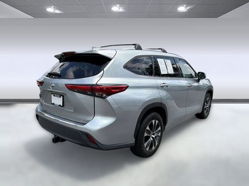 Used 2020 Toyota Highlander XLE FWD image 9