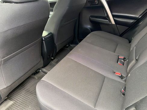 Used 2018 Toyota RAV4 LE AWD/4WD image 12