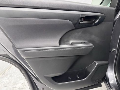 Used 2023 Toyota Highlander LE image 35