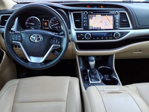 Used 2019 Toyota Highlander XLE image 40