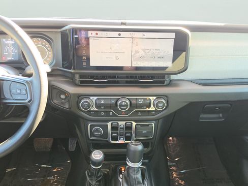 Used 2025 Jeep Gladiator Sport AWD/4WD image 13