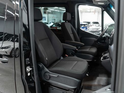 Used 2025 Mercedes-Benz Sprinter 2500 image 8