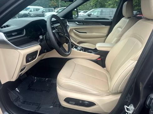 Used 2025 Jeep Grand Cherokee L Limited w/ Luxury Tech Group II AWD/4WD image 14