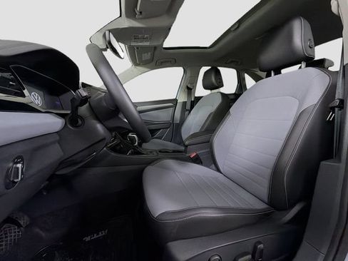 Used 2025 Volkswagen Jetta SE FWD image 11