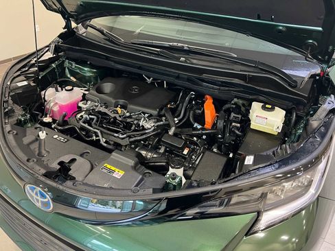 Certified 2025 Toyota Sienna XLE Woodland Edition image 9