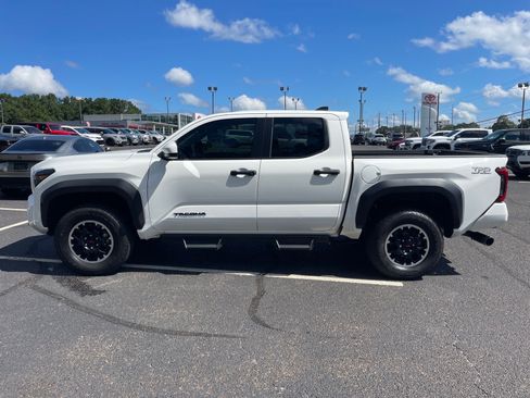Used 2025 Toyota Tacoma TRD Off-Road AWD/4WD image 13