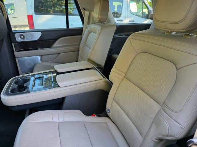 Used 2022 Lincoln Navigator Reserve AWD/4WD image 7