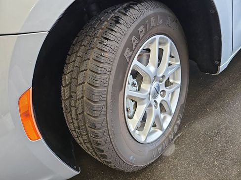 Used 2024 Chrysler Pacifica Touring-L FWD image 32