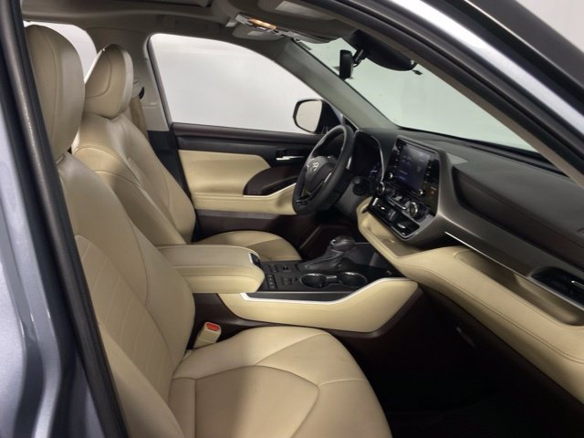 Used 2021 Toyota Highlander XLE AWD/4WD image 15