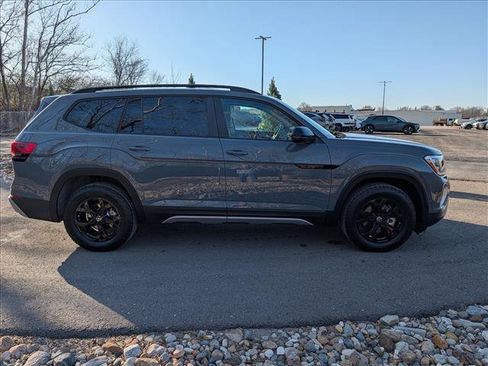 Used 2025 Volkswagen Atlas Peak Edition SE image 6