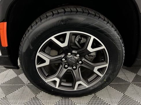 Used 2023 Jeep Wagoneer L Series III w/ Preferred Equipment Group image 28