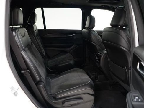 Used 2023 Jeep Grand Cherokee L Laredo image 38