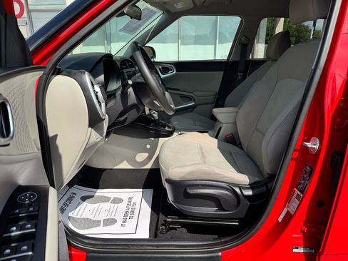 Used 2024 Kia Soul LX image 13