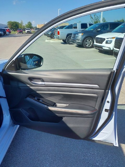 Used 2025 Nissan Altima 2.5 SR w/ SR Premium Package AWD/4WD image 23