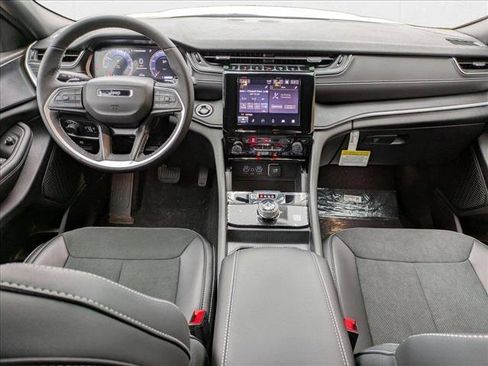 New 2025 Jeep Grand Cherokee Altitude image 14