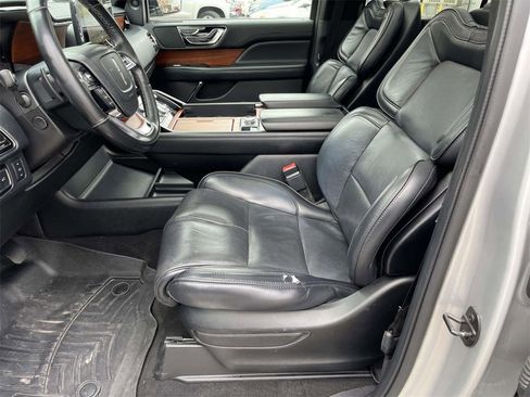 Used 2019 Lincoln Navigator Select image 11