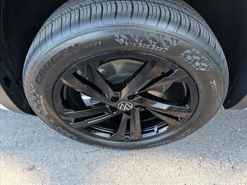 Certified 2025 Volkswagen Atlas Cross Sport SEL R-Line AWD/4WD image 9