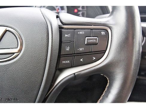 Used 2022 Lexus UX 200 w/ Premium Package image 14