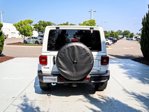 Used 2024 Jeep Wrangler Unlimited Sahara w/ Technology Group AWD/4WD image 9