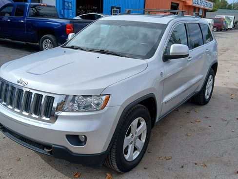 Used 2011 Jeep Grand Cherokee Laredo AWD/4WD image 2