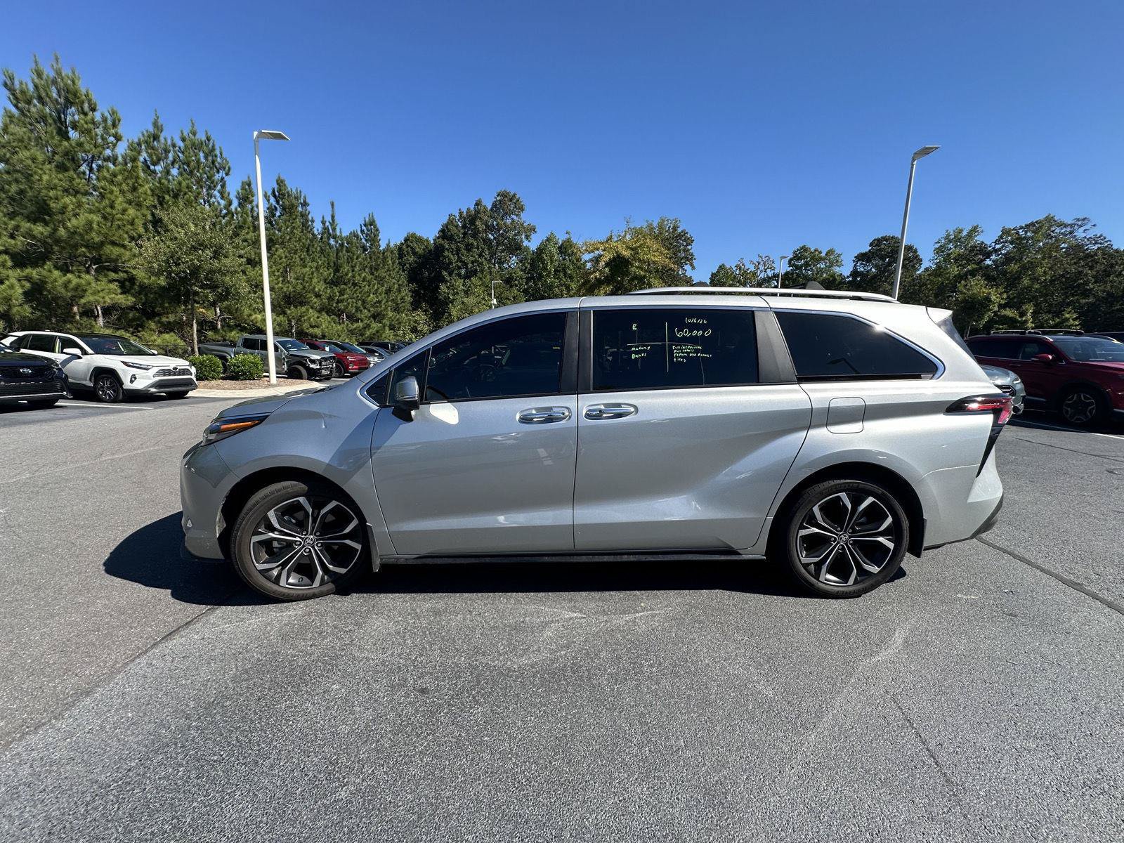 Used 2025 Toyota Sienna Platinum FWD image 9