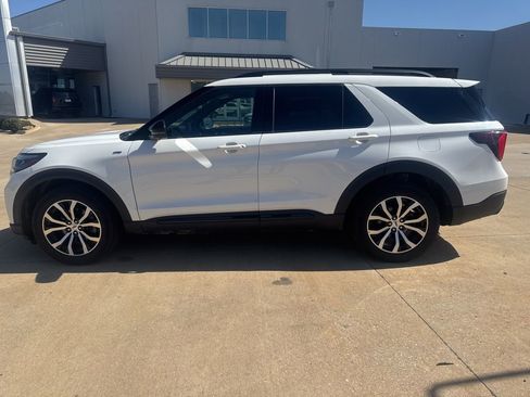 Used 2025 Ford Explorer ST-Line image 5