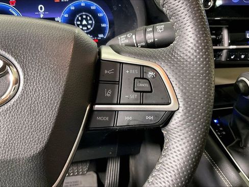 Used 2025 Toyota Sienna Platinum AWD/4WD image 29