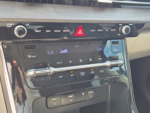 Certified 2024 Kia Carnival EX FWD image 25