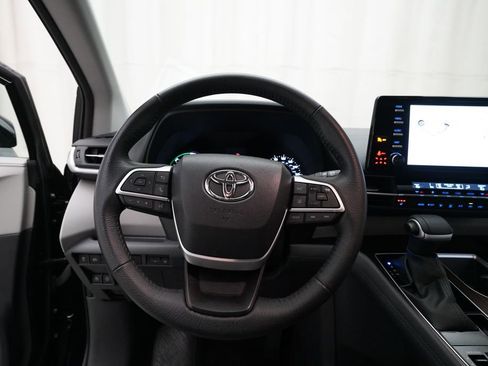 Used 2023 Toyota Sienna XLE FWD image 4