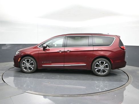 Used 2022 Chrysler Pacifica Pinnacle image 3