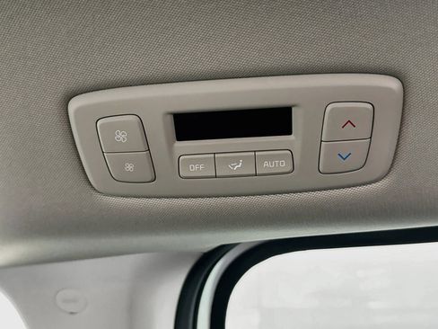 Used 2025 Kia Carnival FWD image 28