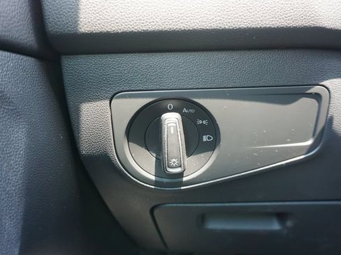 Used 2018 Volkswagen Tiguan SE w/ Panoramic Sunroof Package FWD image 4