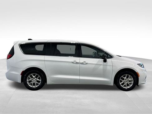 Used 2025 Chrysler Pacifica Select FWD image 8