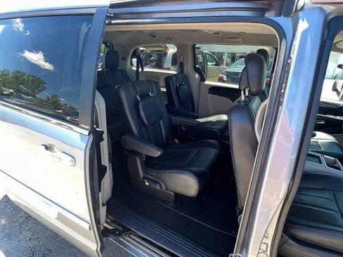 Used 2014 Chrysler Town & Country Touring FWD image 16