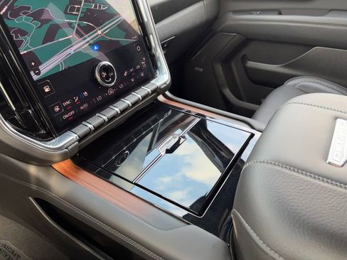 Used 2025 GMC Yukon Denali AWD/4WD image 19
