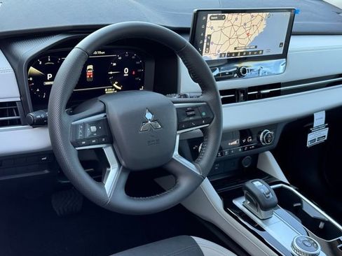 New 2025 Mitsubishi Outlander SE image 14