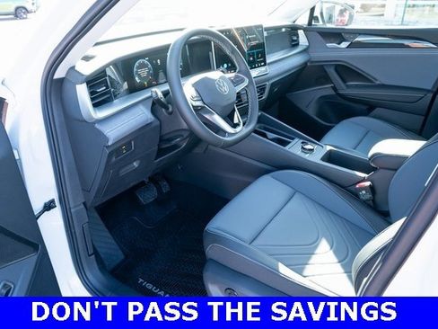 New 2025 Volkswagen Tiguan SE image 15