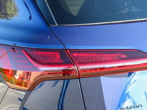 Used 2022 Audi e-tron Premium w/ Convenience Plus Package image 8