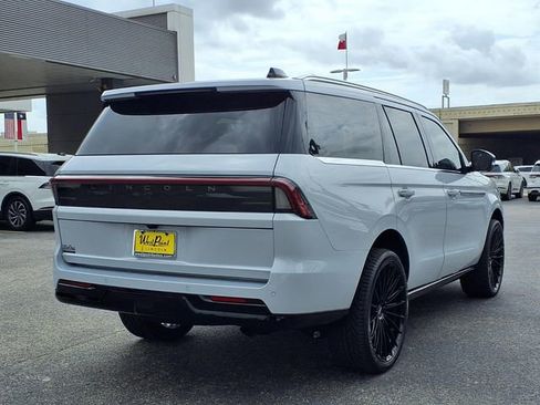New 2026 Lincoln Navigator Reserve AWD/4WD image 2