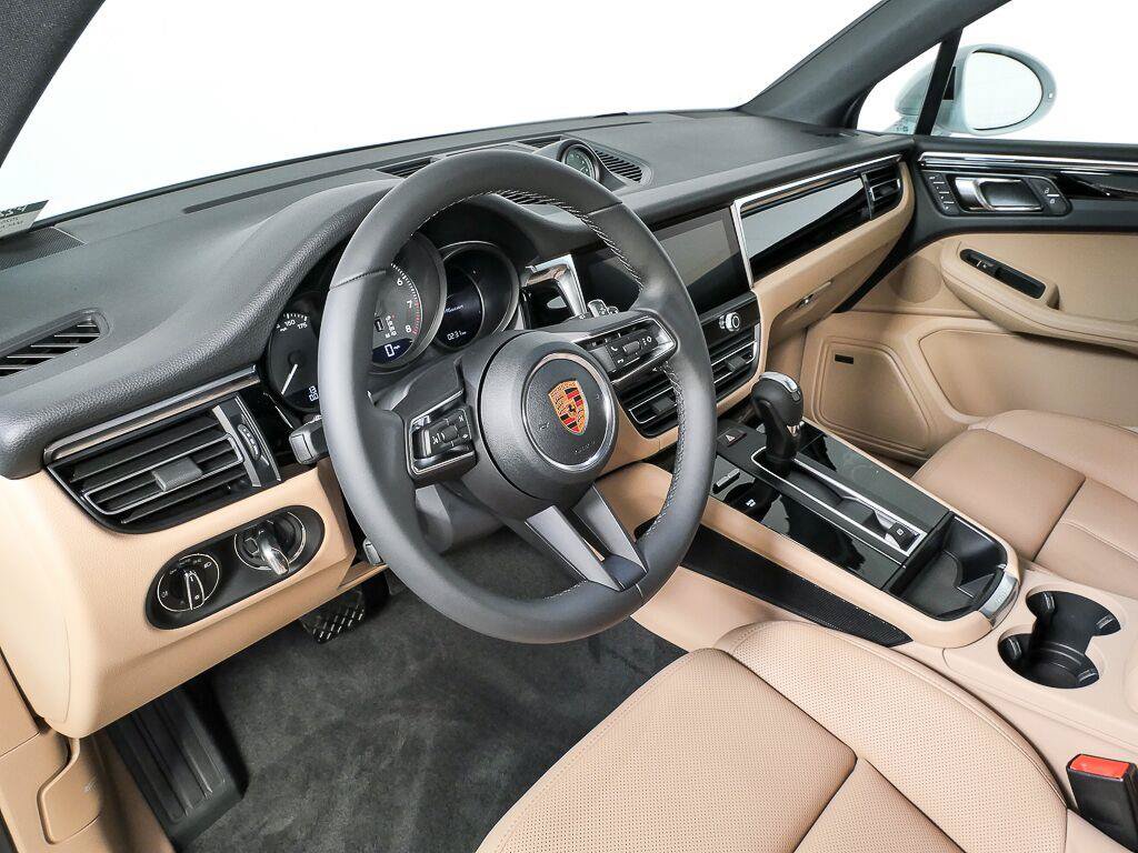 Certified 2026 Porsche Macan AWD/4WD image 4