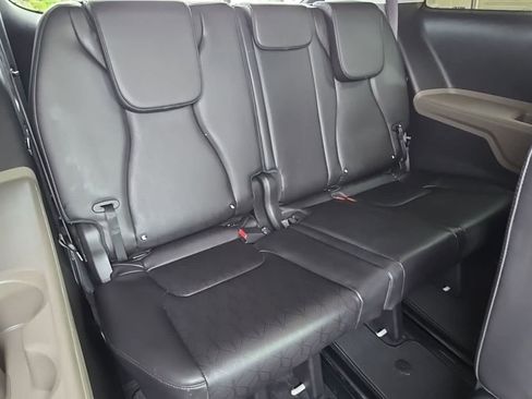Used 2025 Kia Carnival EX FWD image 44