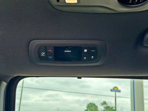 Used 2025 Chrysler Pacifica Select FWD image 19