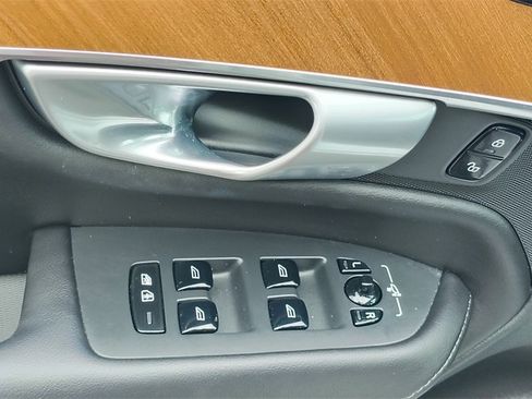 Certified 2024 Volvo XC90 T8 Plus w/ Protection Package Premier image 10