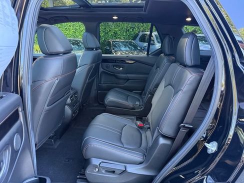 Used 2025 Honda Pilot TrailSport image 14