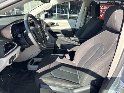 Used 2023 Chrysler Voyager LX FWD image 15