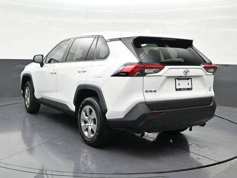 Used 2022 Toyota RAV4 LE AWD/4WD image 3